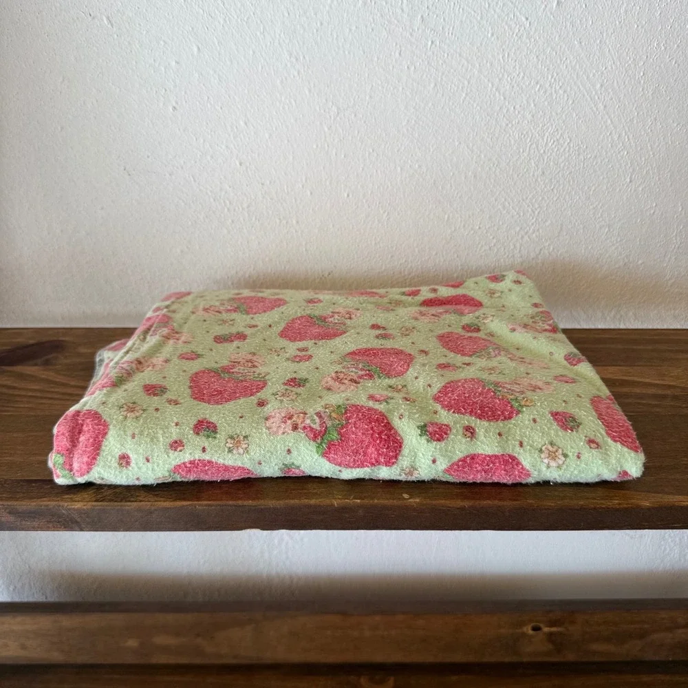 Vintage 2003 Strawberry Shortcake Green Flannel Blanket 43x32 Double Layer
